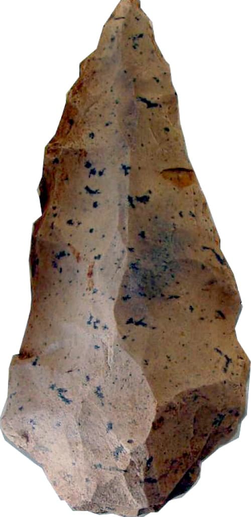 Más de 500 objetos de piedra y fragmentos de cerámica prehispánica y colonial son descubiertos en distintos puntos de los límites entre San Luis Potosí y Guanajuato, entre los que destacan puntas de flechas elaboradas por grupos nómadas , posiblemente usadas en la Guerra chichimeca, alrededor de 1580. En la imagen, cuchillo bifacial en riolita.