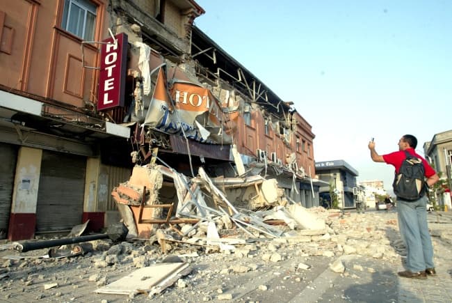 El Gobierno chileno elevó a 82 el número de muertos causados por el terremoto que esta madrugada sacudió el centro y sur de Chile. (AP)