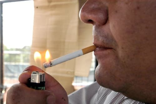 Los fumadores que suelen encender un cigarrillo al levantarse muestran niveles más altos de nicotina que quienes esperan hasta el desayuno, afirma un estudio.