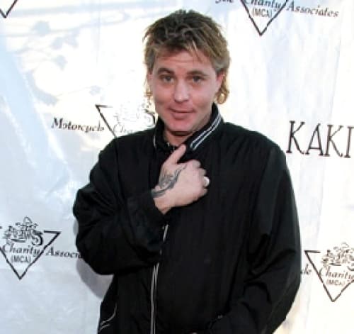 Corey Haim, quien protagonizó populares series de televisión en los años 80 y películas como 'The lost boys', 'Lucas' y 'Licence to drive', falleció hoy a los 38 años, reportaron aquí autoridades policiacas.