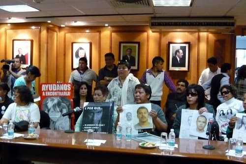 Exigen justicia. Un grupo de madres de jóvenes y mujeres asesinados en Ciudad Juárez, acudieron ayer a la Cámara de Diputados en donde fueron recibidos por la mesa directiva para escuchar sus demandas, las cuales incluyen la salida del Ejército de esa ciudad fronteriza.