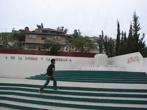 Lo abandonan. La Plaza de la Unidad y la Esperanza luce descuidada, ante los estragos causados por pandilleros. EL UNIVERSAL