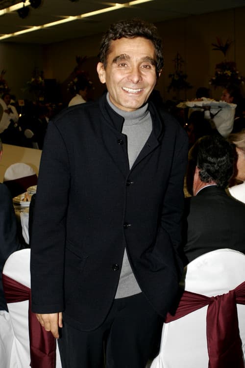 El diseñador español Adolfo Domínguez se caracteriza por su estilo urbano, funcional, casual y muy cómodo; utiliza tejidos sueltos y naturales. En los años 80 se hizo famoso, entre otras cosas, por su lema 'La arruga es bella'.