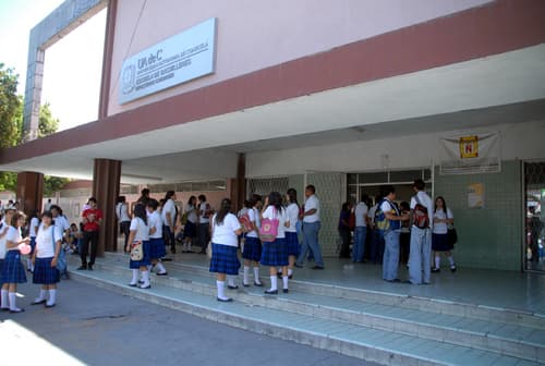 Servicio. Los alumnos que están por concluir la preparatoria deben cumplir con 100 horas de servicio comunitario. EL SIGLO DE TORREÓN / ARCHIVO