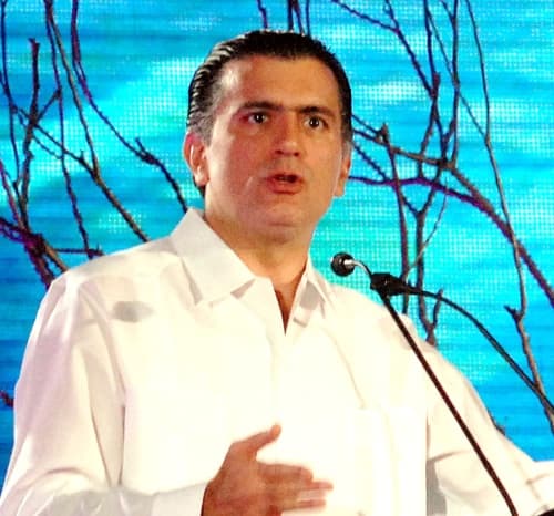 El secretario de Educación Pública, Alonso Lujambio, anunció que en breve los maestros de preescolar, primaria y secundaria con mejor desempeño del país obtendrán un estímulo económico de entre dos mil y 20 mil pesos.