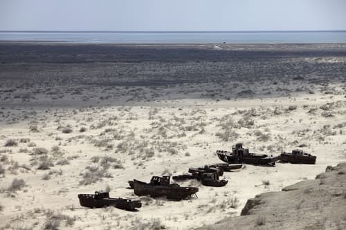 Mar seco. La evaporación del mar ha dejado barcos encallados y ahora los mantos de arena con alto contenido de sal ocasionan problemas de salud a los residentes locales. AP