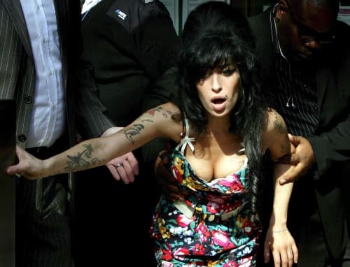 La cantante Amy Winehouse ha sido ingresada en un hospital tras sufrir dolores relacionados con la operación de aumento de pecho a la que se sometió el pasado mes de octubre.