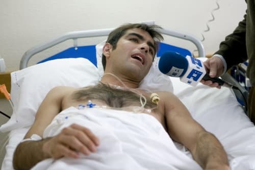 El mexicano Arturo Macías, ingresado en la Clínica Sagrado Corazón de Sevilla, ayer dio una entrevista.(EFE)