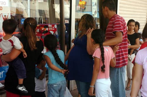 Becas. Ahora las madres jóvenes y embarazadas podrán continuar sus estudios gracias a una beca. EL SIGLO DE TORREÓN / ARCHIVO