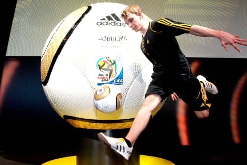 El nombre 'Jo'bulani', según una nota informativa de la FIFA, está inspirado en el término 'Jabulani', que significa 'celebrar' en isiZulu, una de las once lenguas oficiales de la República de Sudáfrica, hablada por casi el 25% de la población.