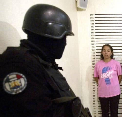 La defensa de la ex agente federal Lorena González, alias 'la Lore', acusada de haber participado en el plagio de Fernando Martí, solicitó al juez del caso que se presenten en audiencia los videos donde se muestra que ella regresaba de Acapulco el día del secuestro.
