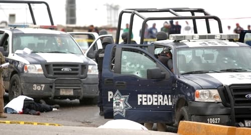 Ataque. Una patrulla de la Policía Federal que fue atacada por un grupo armado, en una calle de Ciudad Juárez. Seis policías murieron y también un civil de 17 años.