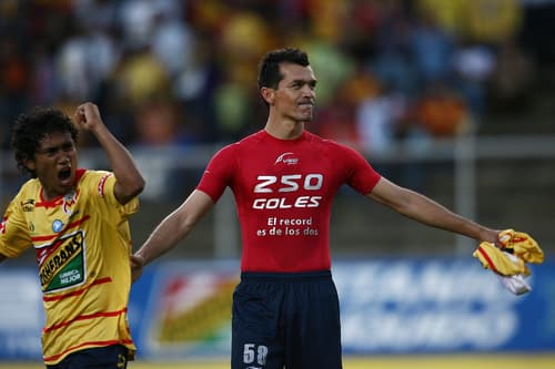 Jared Borgetti anotó ayer su gol 250, lo que significó el empate para los Monarcas y su pase a la liguilla del futbol mexicano. (Jam Media)