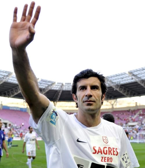 Han pasado casi 10 años y aún los aficionados catalanes no logran perdonar al portugués Luis Figo, quien el 21 de octubre del 2000 pisó por primera vez el Camp Nou de Barcelona vistiendo la camiseta del Real Madrid.