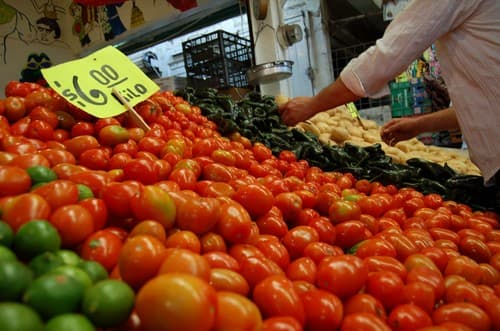 Sube y baja. Luego de que el precio del tomate se encareciera en meses anteriores, ahora se oferta a mayoreo a 5.30 pesos el kilo. ARCHIVO