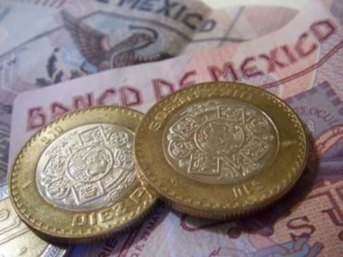 Pesos. La apreciación favorece a empresas con deudas en dólares.