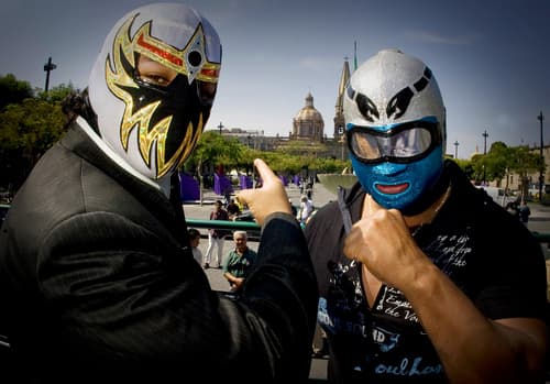 Máscara Dorada (Izq.), junto a El Valiente, tuvieron una buena presentación en el Lejano Oriente. (Jam Media)
