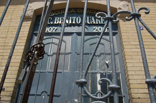 Faltistas. En primarias como la Benito Juárez, ubicada en el Centro de Torreón, suspendieron las clases ayer viernes para adelantar el festejo del Día del Maestro que es este 15 de mayo. EL SIGLO DE TORREÓN / SERGIO REYES