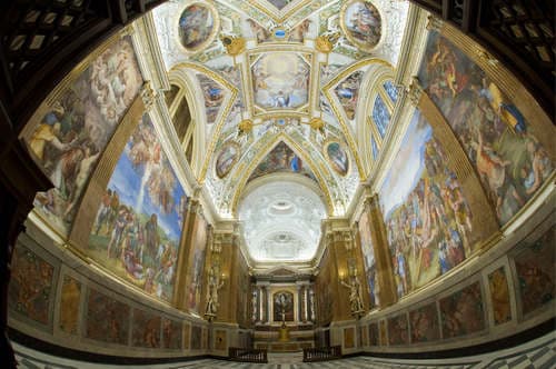 Un detalle. La capilla Paulina (en la imagen) sirve como parroquia en el Vaticano y está separada de la Capilla Sixtina, sólo por una sala.