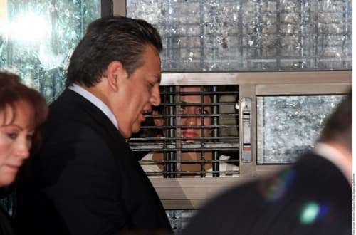 No la deja. Chela Lora estuvo acompañando a su hija desde que fue aprehendida y durante todo el día en el reclusorio.