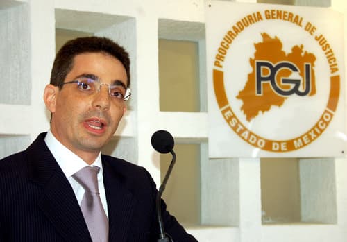 Luego de la polémica generada por las investigaciones que encabezó sobre la muerte de la menor Paulette Gebara Farah, Alberto Bazbaz Sacal presentó hoy su renuncia al cargo de procurador general de Justicia del Estado de México. (Notimex)