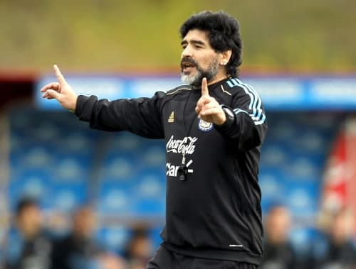 Fiel a su estilo un tanto irreverente, el técnico de la selección argentina, Diego Armando Maradona, prometió que de ganar el Mundial Sudáfrica 2010 saldrá desnudo a festejar en la calles de Buenos Aires.