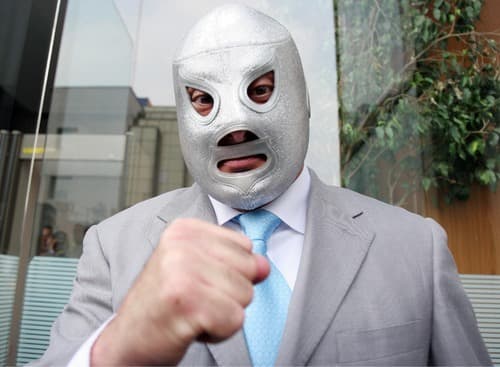 El hijo del Santo acudió ayer miércoles a las instalaciones de la PGR, para presentar una denuncia en la fiscalía especializada contra delitos de derechos de autor. Hijo del Santo demanda por derechos de autor