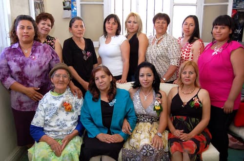 María del Sol acompañada por las Sras. Dolores de Quiroz, Rosario Medrano, Alicia Fernández, Rosi Villegas, Cristal Fernández, María del Socorro Fernández, María del Socorro Núñez, Gloria Lara, Candelaria Fernández y las Sritas. Gloria Villegas y Lupita Quiroz.