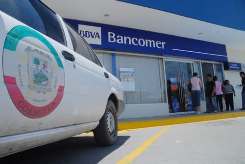 'Clientes'. La sucursal de Bancomer de Independencia y calle Eugenio Aguirre Benavides ha sido asaltada 3 veces en un año. Por Ley. Los cuerpos de los jovencitos fueron trasladados al Servicio Médico Forense, del Hospital Universitario, para la realización de la necropsia.