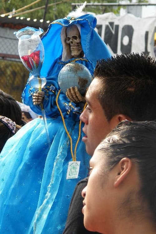 Fe. Decenas de personas llegan al barrio de Tepito cargando su imagen de la 'Niña Blanca'.