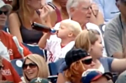 Un video breve tomado en el estadio de béisbol de los Filis de Filadelfia muestra a un niño pequeño bebiendo de una botella de cerveza, pero el equipo dijo que probablemente estaba vacía.