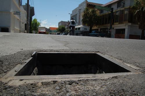 Es un riesgo. Alcantarilla destapada en el Centro.