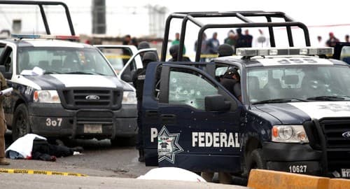 Presuntos integrantes del crimen organizado emboscaron la mañana de este lunes a un convoy de la Policía Federal en Zitácuaro.
