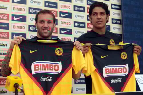Matías Vuoso y Diego Cervantes recibieron sus respectivas playeras de las Águilas del América ayer. (El Universal)
