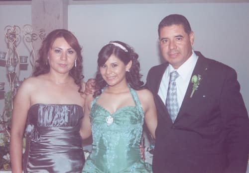 Ximena Gabriela en su festejo de XV años con sus papás Sra. Araceli Basurto e Ing. Jorge Alberto Coronado Hernández.