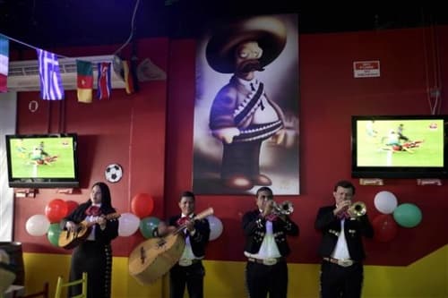 Desde lugares tan lejanos y diferentes como Japón y Croacia, músicos de 18 países se disputan el título de mejor mariachi del 2010 como parte de un concurso que organiza México.