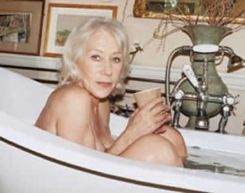 La actriz aparece sin ropa en una bañera para promocionar su más reciente filme.