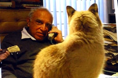 Los pelos de gatos no provocan fibrosis pulmonar: 'No, esto no está descrito en la literatura médica. Solo las aves, particularmente las palomas en el caso de la alveolitis alérgica extrínseca', asegura Edmundo Lugo, médico neumólogo certificado por el Consejo Nacional de Neumología, sobre si los gatos de Carlos Monisiváis pudieron ser la causa de su enfermedad.