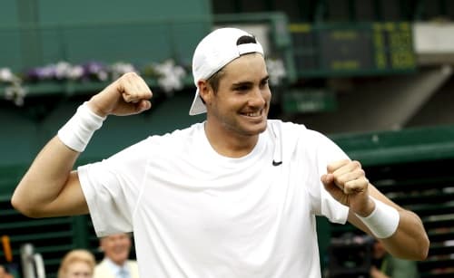 El estadounidense John Isner ganó en Wimbledon el partido más largo de la historia al derrotar al francés Nicolas Mahut tras más de 11 horas de juego.