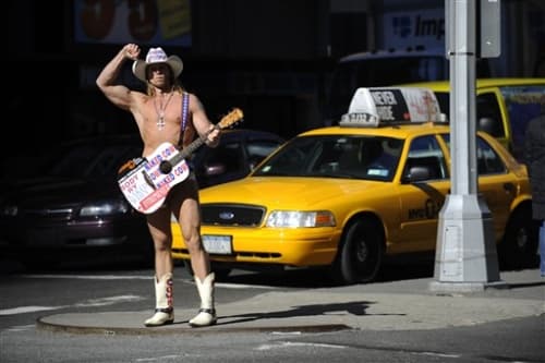 Robert Burck, ha pedido formalmente a Sandra Kane que deje de posar como un vaquera ligera de ropa en ese mismo punto si no quiere verse envuelta en una batalla legal.