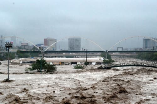 Se desborda. El río Santa Catarina se desbordó la madrugada de ayer, a consecuencia del paso del huracán 'Alex'; autoridades de Protección Civil estatales desalojan a numerosas familias y llaman a los habitantes a tomar medidas preventivas para evitar mayores daños. Juegan. Un grupo de niños juega en una calle inundada en la ciudad de Matamoros, en el estado mexicano de Tamaulipas, tras el paso de la tormenta tropical 'Alex'.