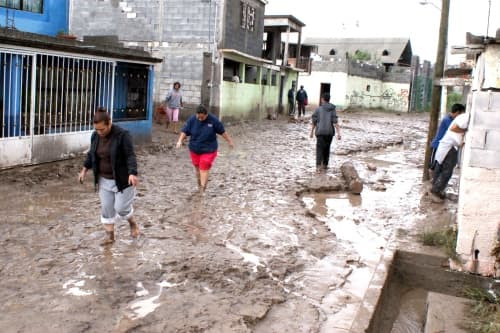 Residuos del Huracán Alex afectan a Saltillo, en Coahuila, ocasionando deslaves e inundaciones en las zonas bajas de la ciudad capital del estado. (Notimex)