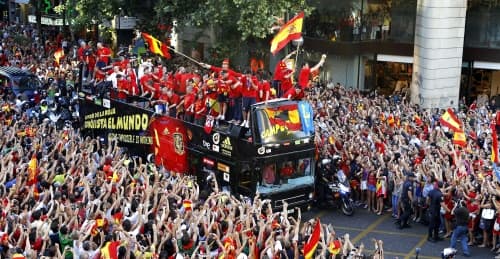 La 'Furia Roja' tomó hoy Madrid, en el marco de los festejos por su triunfo en el Mundial de Sudáfrica y miles de personas le acompañan en su paso por las principales calles de la capital española. (AP)