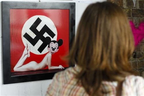 Un enorme cartel que promueve una exposición de arte contemporáneo y que muestra la imagen del ratón Mickey con una esvástica y el cuerpo de una mujer desnuda está causando gran revuelo en Polonia.