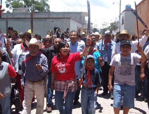 Recibimiento. La activista América del Valle regresa a San Salvador Atenco, luego de permanecer refugiada en la embajada de Venezuela.