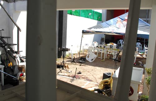 Destrozos. Al sentirse atacados, los asistentes de la fiesta buscaron un lugar para poder resguardarse, entre sillas, mesas y algunos pilares; 18 personas no lograron sobrevivir.