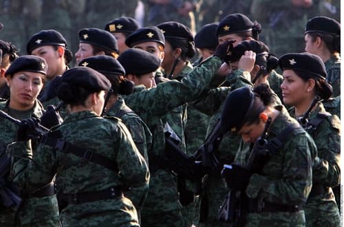 Se unen a la lucha. Las mujeres que cursen la carrera de Infantería, realizarán las actividades de apoyo contra el narcotráfico. AGENCIA REFORMA