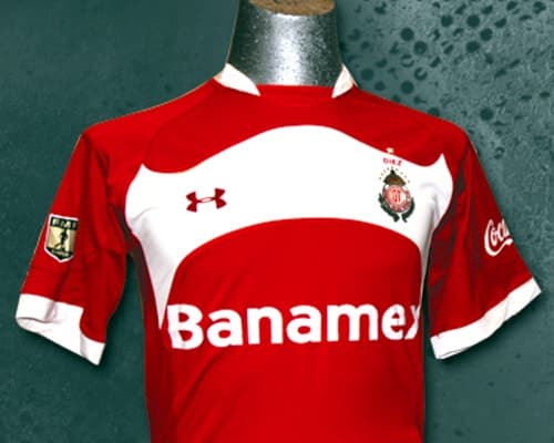 Aspecto de la playera del campeón de futbol mexicano Toluca para el Torneo Apertura 2010, la cual será realizada por la marca Under Armour. (El Universal)