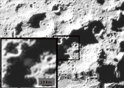 Nueve meses después de impactar la Luna con un proyectil para estudiar su estructura los científicos saben con seguridad que en el satélite de la Tierra hay agua, pero siguen sin saber cuál es su origen.