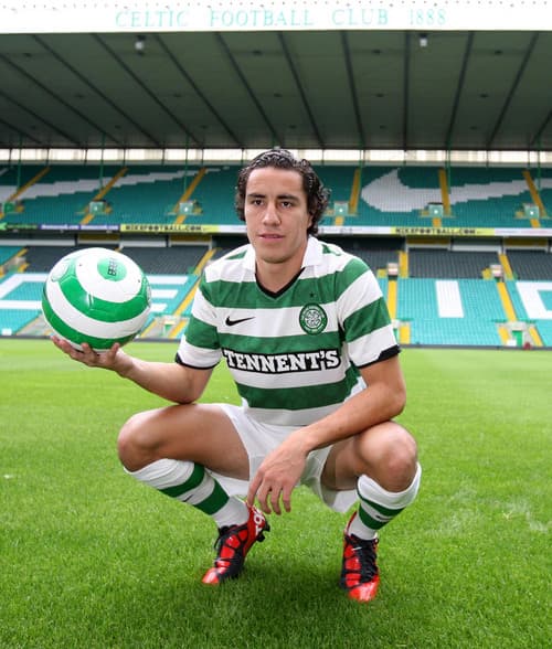 Efraín Juárez aseguró ayer que su objetivo es ganar títulos con el Celtic Glasgow de Escocia. Efraín Juárez es presentado con el Celtic de Escocia
